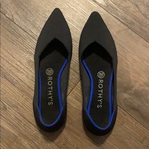 LIKE NEW Pointed Black Solid Rothy’s Flats